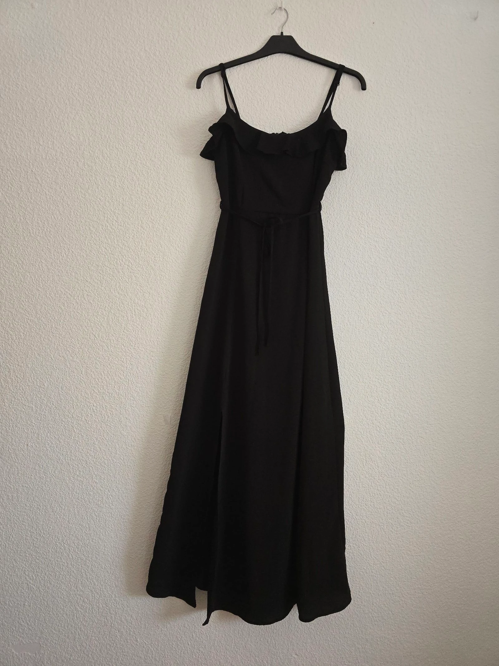 Amisu Vestido Maxi Preto com Gola de Babado Alças Ajustáveis Fenda Lateral Amarração na Cintura Tamanho P – photo 2